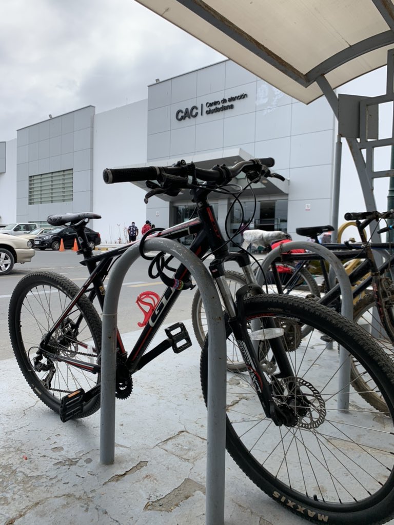 RODOLFOBC87's tweet photo. Como ciudadano siempre opiné en pro de la movilidad sostenible, priorizar peatón y uso de la 🚲.
Como funcionario público no puedo solo opinar, debo y quiero predicar con el ejemplo. Por eso que he renunciado a mi 🚘 y conductor en el ministerio.
A la oficina y reuniones en bici. https://t.co/fI7H9sWixt