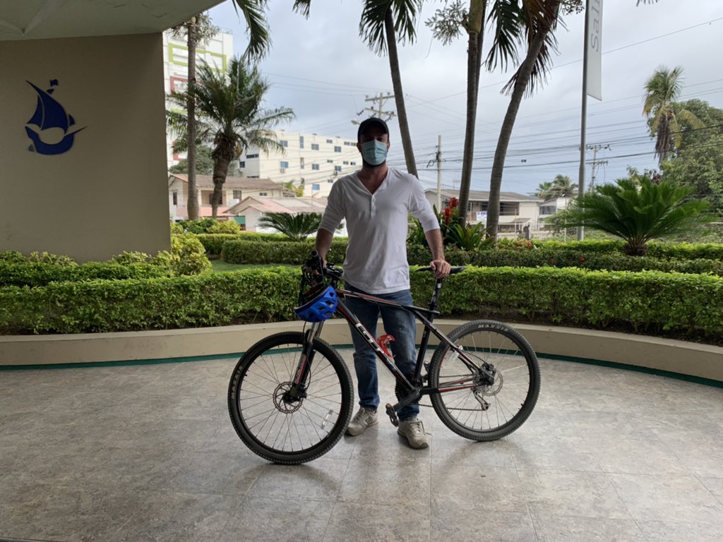 RODOLFOBC87's tweet photo. Como ciudadano siempre opiné en pro de la movilidad sostenible, priorizar peatón y uso de la 🚲.
Como funcionario público no puedo solo opinar, debo y quiero predicar con el ejemplo. Por eso que he renunciado a mi 🚘 y conductor en el ministerio.
A la oficina y reuniones en bici. https://t.co/fI7H9sWixt