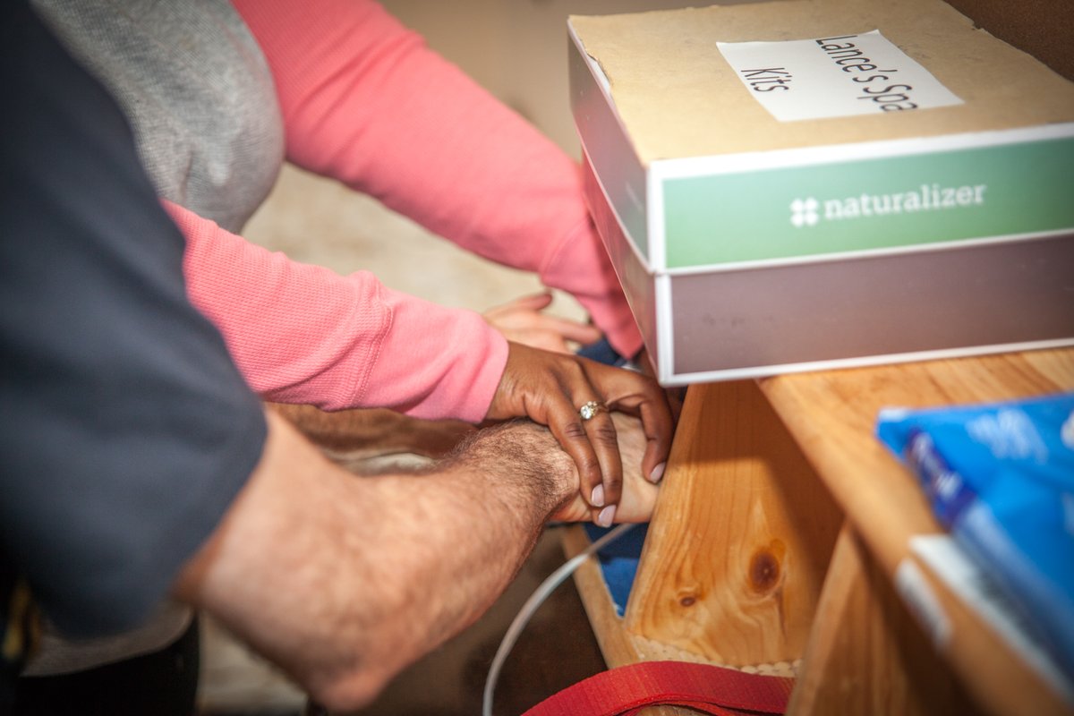 DeafBlindON's tweet photo. Intervenors are professionally trained to act as the โeyesโ and โearsโ of the individual with deafblindness through the sense of touch. Take a closer look: https://t.co/O7JgEHIDiX #intervenor #covid #deafblind #eyes #ears https://t.co/20NY2sxeQ3
