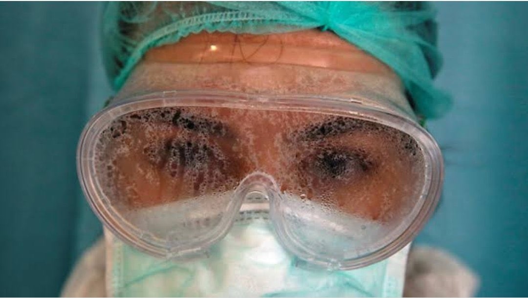 Bu fotoğraf;
Emeğin,
Alın terinin,
Fedakarlığın resmidir.
Emeğin hakkını alın teri kurumadan verelim.#simdideğilsenezaman <a href="/drfahrettinkoca/">Dr. Fahrettin Koca</a>