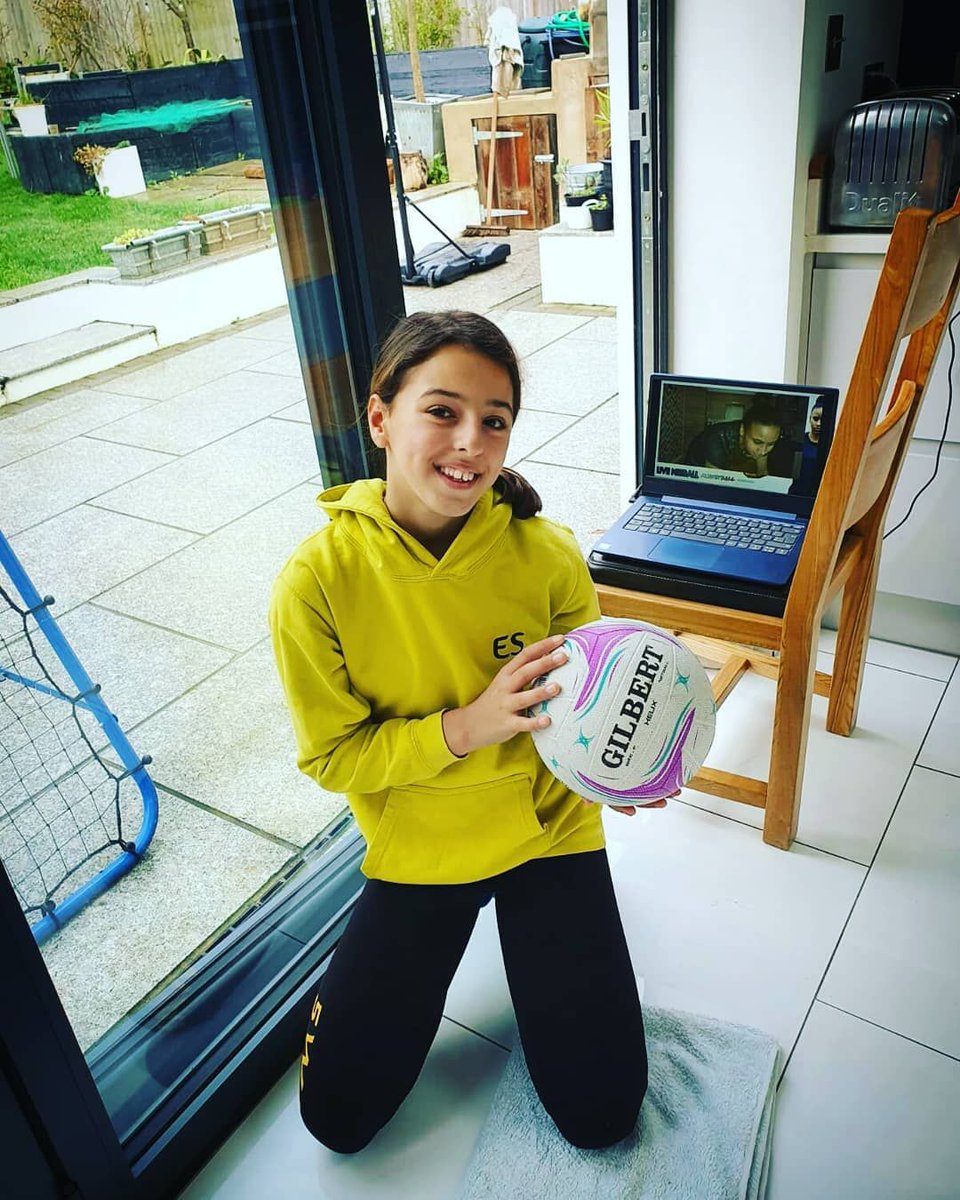 MaiasNetball's tweet photo. Evie ready to go for a #MaiNetball Virtual Session with @ljmalcolm1. Keep up the hard work 🔥🔥🔥

Info &amp; sign up at https://t.co/OgeZWFz7WL
------
Reposted from @5waysnetball_brighton https://t.co/hU3TqVy94U