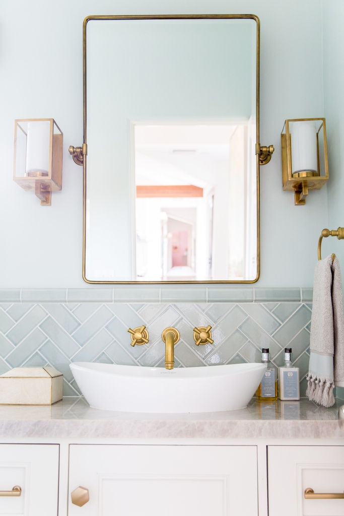 We are absolutely obsessed with this bathroom setup… The light blue hues of the walls fuse effortlessly with the gold and pink accents, framing our Amalfi 55 as the winning centrepiece. Credit: Towne and Main & Lindsay Salazar Photography l8r.it/ONv4