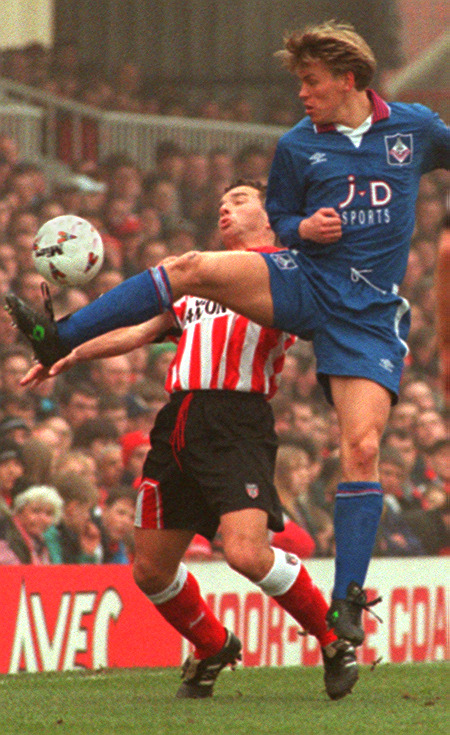 What's going to happen tonight?Sunderland favourites. 49% to win according to the bookies, our  @SEconomists model says *only* 39% to win. Either way, the more likely of the teams.Despite that, 1-1 is most likely (13%), followed by 0-1 (11%) and 1-0 (10%). #oafc  #safc  #OLDSUN