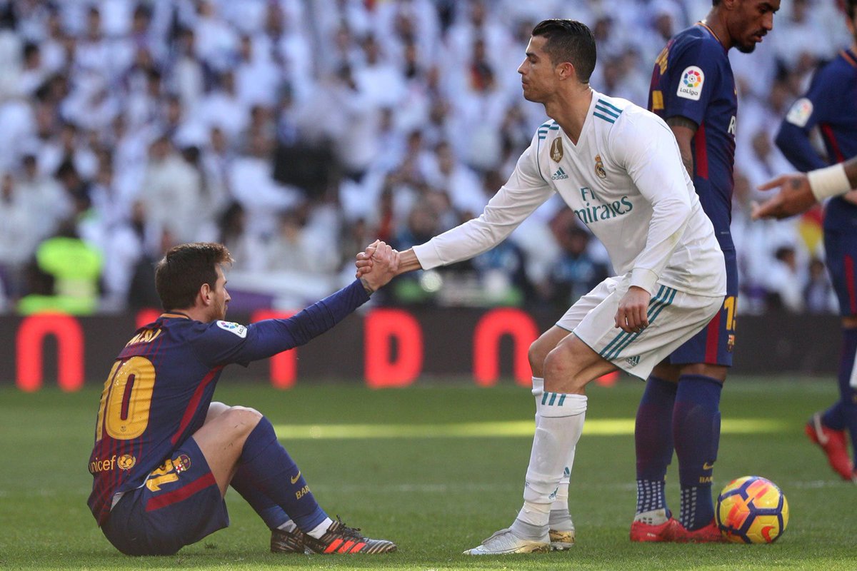MESSI vs. CRISTIANO
(35 enfrentamientos, 9 empates)

30 Barça-Madrid
3 Barça-United
2 Argentina-Portugal

🇦🇷 MESSI (3.051 minutos jugados)

16 victorias
22 goles
12 asistencias

🇵🇹 CRISTIANO (2.912 minutos jugados)

10 victorias
19 goles
1 asistencia