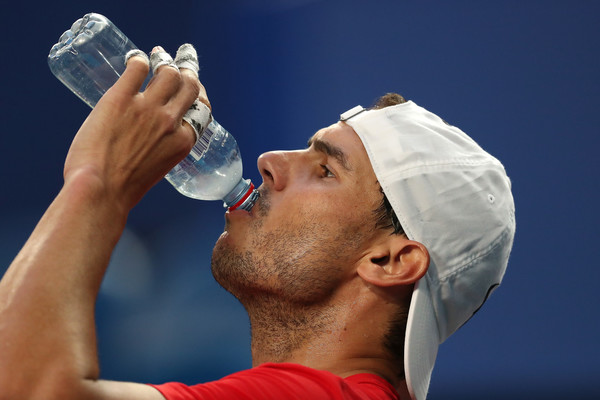Rafael Nadal drinking. a thread.