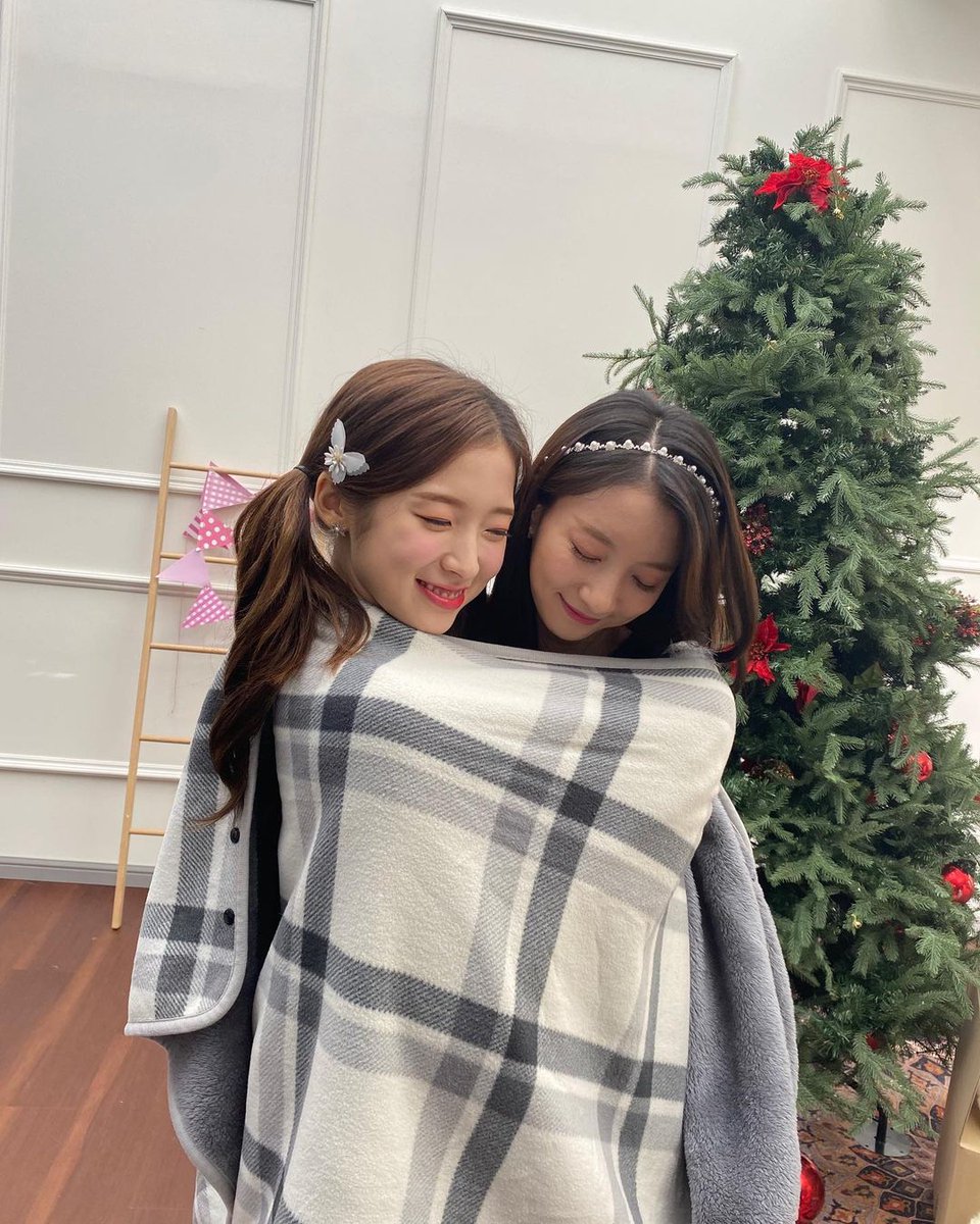___choiarin's tweet photo. Just girlfriend things: to keep each other warm. 🤍 https://t.co/UaKlInWthq