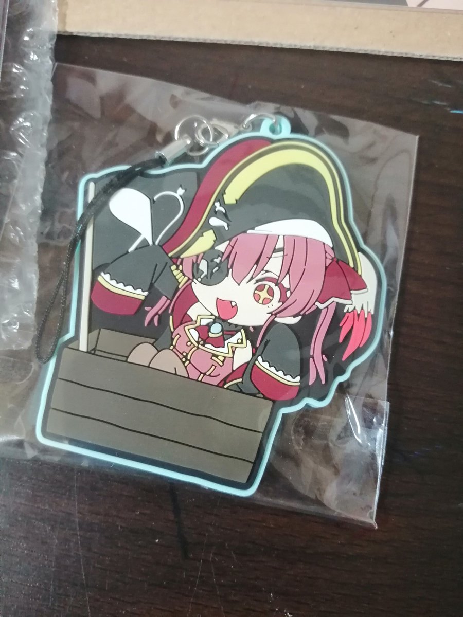 Kuronchu_226's tweet photo. 今日は届かないと思ってましたが届きました！！1周年のはまだそう。
マリン船長一生懸命サイン描いてくれてありがとうなんだワ☺
大切にするよ💞
#届いたよマリン船長 https://t.co/S7i8fuau6w
