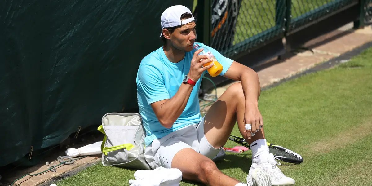 Rafael Nadal drinking. a thread.