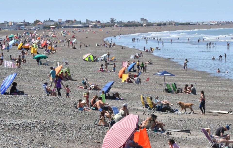 MaruOrtizTw's tweet photo. 🌊 #PlayaUnión 
"De cara a la temporada se colocará cartelería para que no queden dudas de cuáles son los sectores delimitados para desarrollar ciertas actividades y las ordenanzas vigentes", @damianbiss, @MuniRawson, en @CadenaTiempo 📻
🏄‍♂️ Surf
🎣 Pesca
🐶 Perros
♻️ Basura https://t.co/dEZGseXKLp
