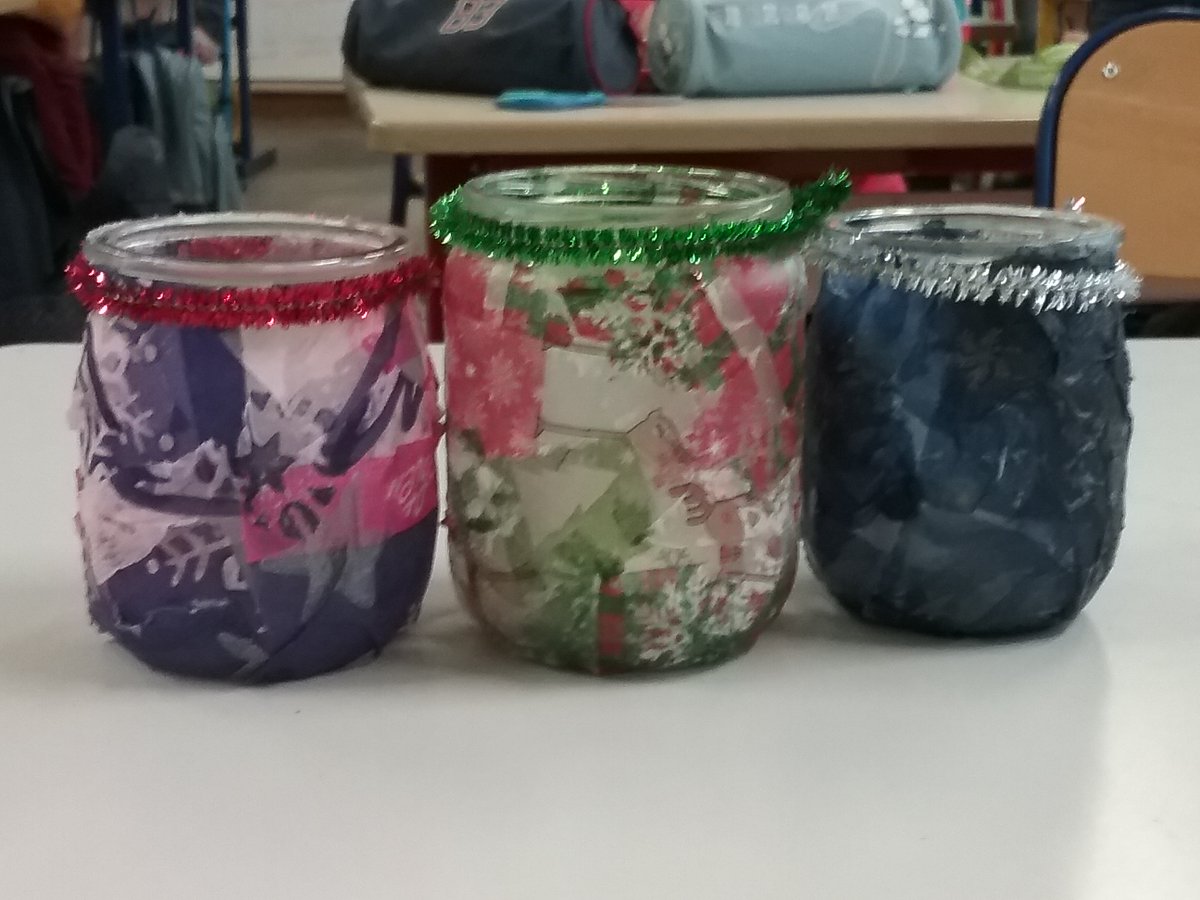 On a décoré des pots en verre avec une serviette en papier. A l'intérieur, on a posé une bougie🕯️à allumer au réveillon de #noël 🎅🎄🎁