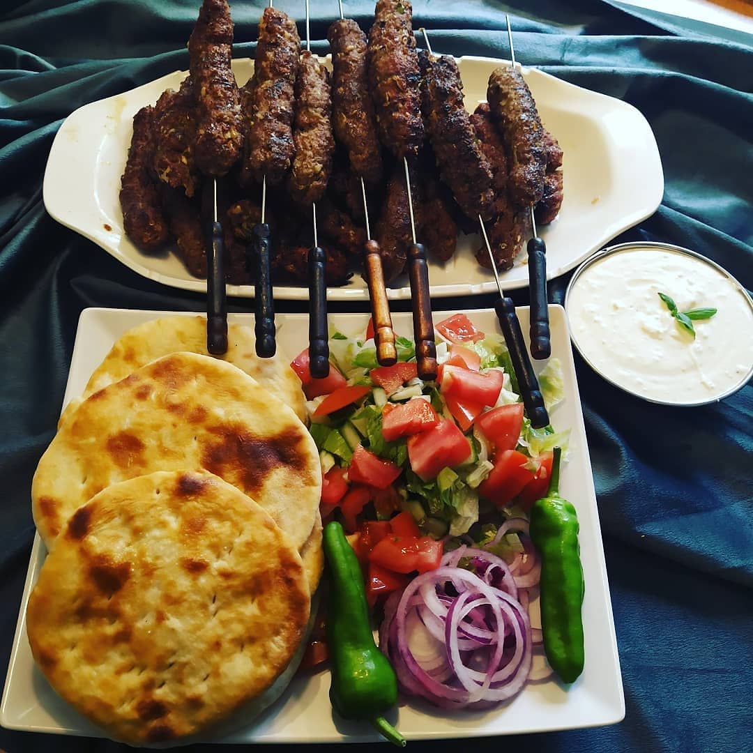 rozi_h14's tweet photo. Gårdagens grillning bestod av pakistanska sheekh kabab med Naanbröd och vitlökssås! 🤤😋👌
#LunchTime #Cooking #recipe https://t.co/PMYEilnuO7