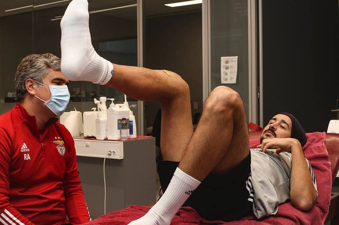 BenficaGlorious's tweet photo. André Almeida já regressou ao Benfica Futebol Campus, onde continua os trabalhos de recuperação. 💪🏼🦅
Vem com tudo @aalmeidaoficial! ❤⚽️
#DeTodosUm
#PeloBenfica ⚪🔴 #SejaOndeFor #CarregaBenfica #Rumoao38
#vermelhoebranco #infernodaluz #slb #glorioso
#benficasempre https://t.co/JQm1cCFhMR