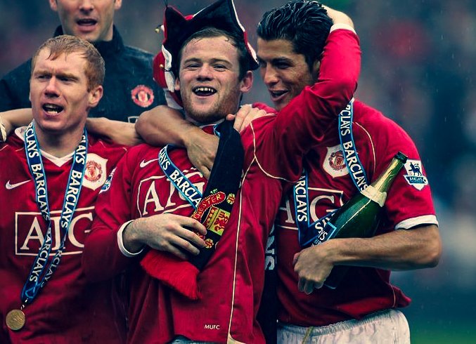 ManUtdSnapshot's tweet photo. Scholes, Rooney and Ronaldo celebrate as United are crowned Premier League Champions, May 2007. https://t.co/aLkLC4KAHC