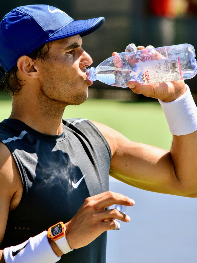 Rafael Nadal drinking. a thread.
