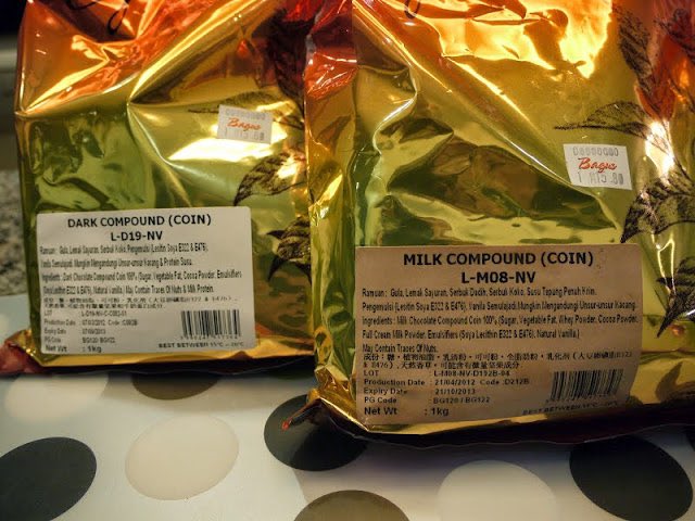 Contoh contoh jenama / packaging bagi couverture & compoundCouverture = Valrhona, Callebaut, Ritter Sport (sebahagian), Belcolade, Patissier (sebahagian), Beryls (sebahagian) dsbCompound = Beryls, Van Houten, Patissier, Colatta, Selbourne dsb