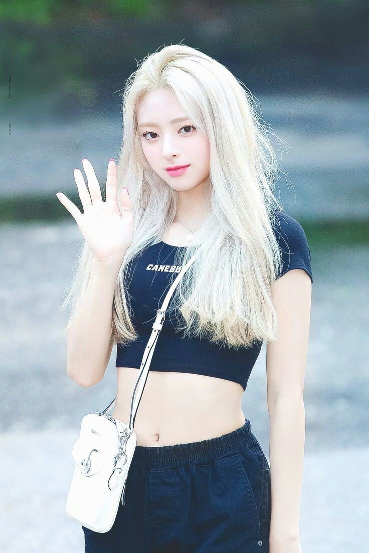 zippyfun's tweet photo. Happy birthday to our maknae!!! 
Thank you for growing up to be such a beautiful and kind girl, thank you for lot of love💘
Always be happy and healthy💘
Let's give each other love in the future💗💗
#PrincessYunaDay
#HappyYunaDay
#들리니_힘껏_유나생일_외쳐 https://t.co/kBRhPP3j9J