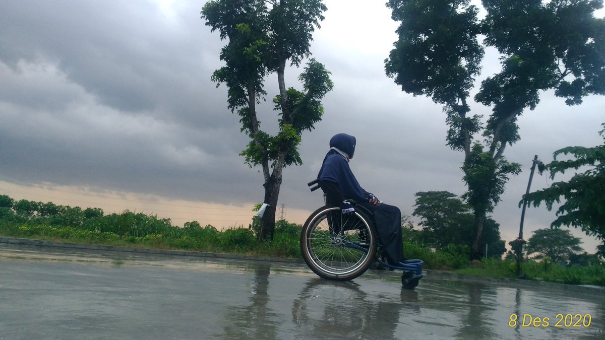 Menikmati sejuknya angin didesaku setelah hujan, bersama #kursirodaku #Alhamdulillah