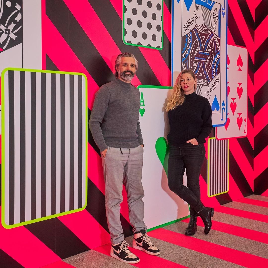 ProduceUK's tweet image. Retail Unit takeovers at #CURIOUSFLUORIOUS by @skipgallery The trippy installation as part of the @yourcanarywharf winter exhibition Connected Light.  Alice in Wonderland giant sculptural props and vignettes by Baker &amp;amp; Borowski🦩
Fluro stripes &amp;amp; #googlyeyes 👀 #connectedbylight