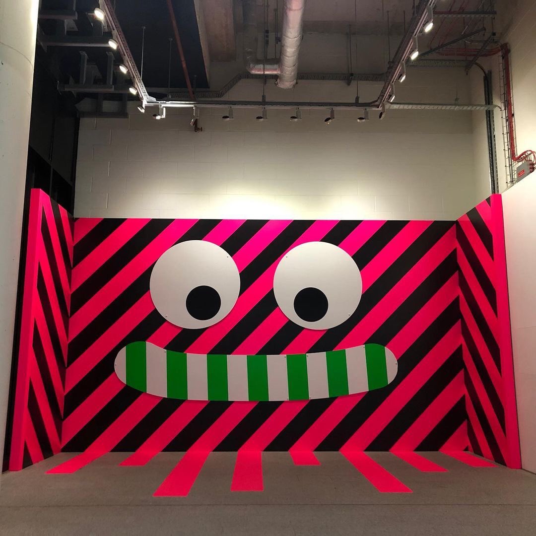 ProduceUK's tweet image. Retail Unit takeovers at #CURIOUSFLUORIOUS by @skipgallery The trippy installation as part of the @yourcanarywharf winter exhibition Connected Light.  Alice in Wonderland giant sculptural props and vignettes by Baker &amp;amp; Borowski🦩
Fluro stripes &amp;amp; #googlyeyes 👀 #connectedbylight