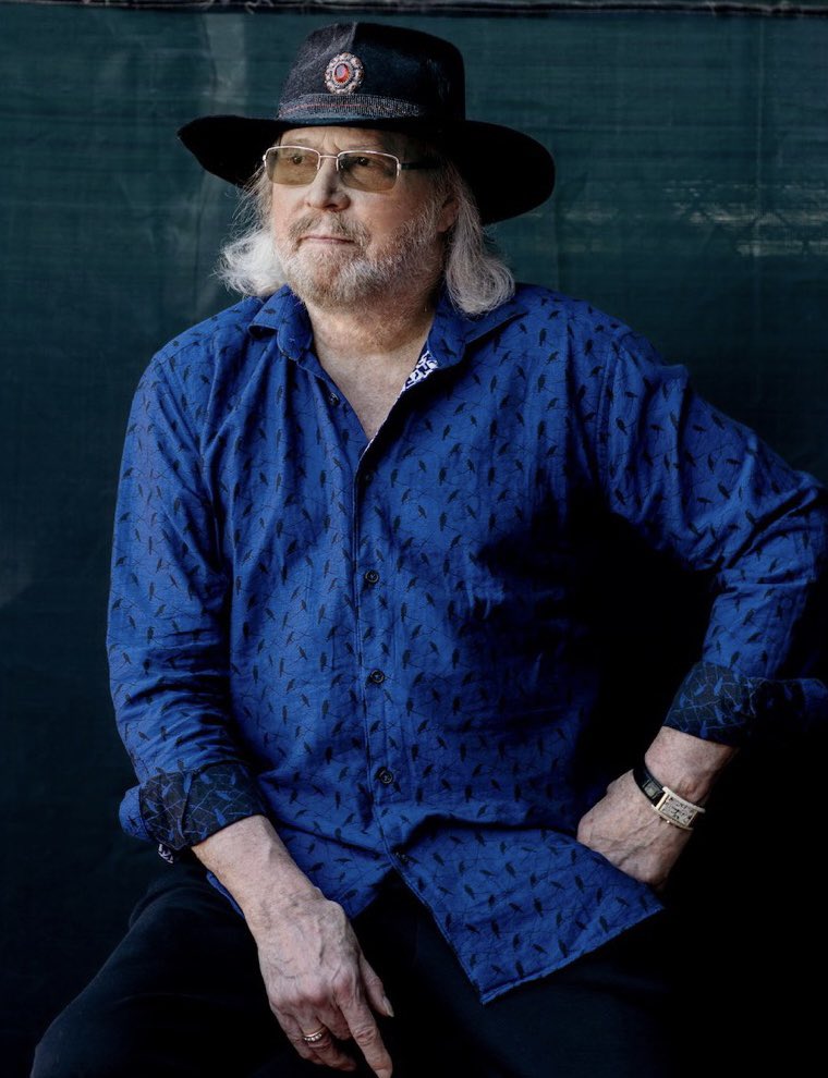 KassaiKarim's tweet photo. @GibbBarry the legend is back #wordsofafool new single #greenfields new album listen to his new single , a duet with @JasonIsbell . Click in the link : https://t.co/32Cz9tSvuf @StephenGibb @BeeGees photo credit: Rose Marie Cromwell for #rollingstone.com. Great picture #awesome https://t.co/p4iU5T9v9B