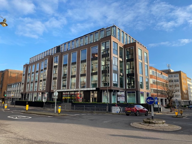 WillFoz4's tweet photo. Now that's "#Sustainable Agency" - I did a viewing this morning at #22worpleroad in #wimbledon by bike, made use of the fantastic secure cycle store. Great urban space, only 4-12,000 sq ft left . #thinkurbannotsuburban #towncentre #offices @KFNatOffices @LewisandCoTW https://t.co/MFDshzo8T4