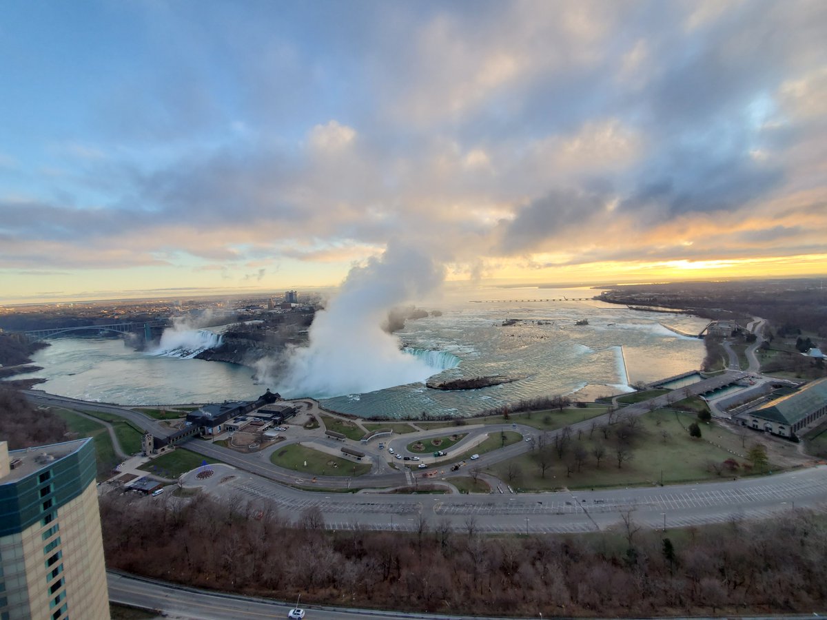 Good Morning on a frosty Tuesday December 8th, 2020 from high a top <a href="/MarriottFalls/">MarriottontheFalls</a> Hotel in the Honeymoon Capital of the World #NiagaraFalls 🇨🇦 #HappyHolidays👨‍👩‍👧‍👦