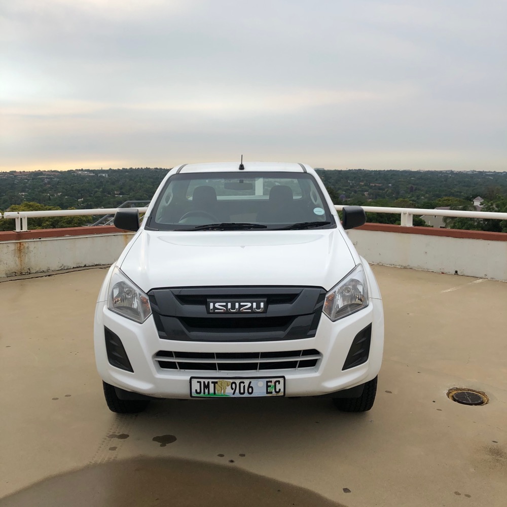 SpikeTheCarGuy's tweet photo. Day 2: So what does “extended cab” mean? Extra space behind the seats of the @isuzusa D-MAX 250. Comes in handy for smaller items that wouldn’t be secure in the load bed. Rearward opening half-doors are a bonus for loading those items!

#isuzu
#dmax
#5DayTest
#EatSleepDriveRepeat https://t.co/goMf8WrifY