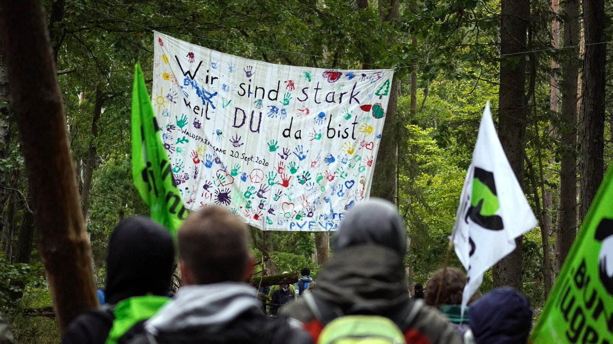Die Polizei verkündet stolz das Ende der #Räumungsarbeiten. Aber es ist noch nicht vorbei: #DanniBleibt ist erst der Anfang! Wir werden immer mehr Menschen, die sich klimaschädlichen Projekten und einer realitätsfremden #Verkehrspolitik in den Weg stellen!💚
We #FightFor1Point5!