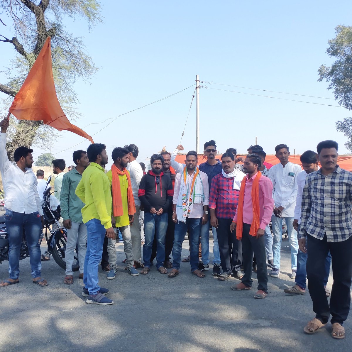 GunvantUttam's tweet photo. सर्व शेतकरी संघटनेच्या वतीने आज महागाव तालुक्यात भव्य मोटार सायकल रैली काढून तहसीलदार साहेब यांना शेतकरी विरोधी कायद्याच्या विरोधात भारत बंदला पाठिंबा दर्शविला.
राष्ट्रवादी कॉंग्रेस पक्षाच्या वतीने संदीप भाऊ ठाकरे,मतीनउपस्थित होते
#गुणवंत_राठोड
#राष्ट्रवादी_काँग्रेस_पार्टी_यवतमाळ https://t.co/iULIUcbX5w