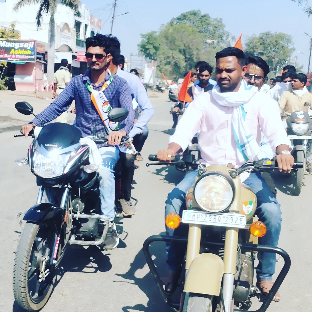 GunvantUttam's tweet photo. सर्व शेतकरी संघटनेच्या वतीने आज महागाव तालुक्यात भव्य मोटार सायकल रैली काढून तहसीलदार साहेब यांना शेतकरी विरोधी कायद्याच्या विरोधात भारत बंदला पाठिंबा दर्शविला.
राष्ट्रवादी कॉंग्रेस पक्षाच्या वतीने संदीप भाऊ ठाकरे,मतीनउपस्थित होते
#गुणवंत_राठोड
#राष्ट्रवादी_काँग्रेस_पार्टी_यवतमाळ https://t.co/iULIUcbX5w