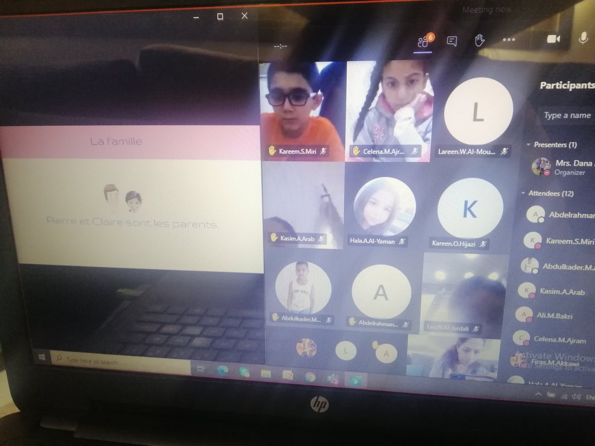 DanaAl141986's tweet photo. Apprendre un nouveau vocabulaire est un plaisir pour les élèves de E.B.4.Ils sont capables de lire les mots-clés et de citer les membres de leur famille.
#apprentissage à distance #visionner une vidéo # dégager le nouveau lexique#parler français, c'est facile ! @MakAishaSchool https://t.co/F4C0koFw57