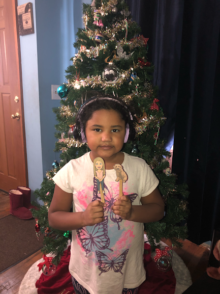 MissMcKeownA4's tweet photo. NiNi let #FlatMsMcKeown and #FlatPenny help her decorate her Christmas Tree! Thank you including us! ๐๐ https://t.co/kpL4ZuOfe2