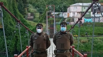 #Osorno: Carabineros del Retén #Ovejería, en una valiosa y heroica acción de los Cabos 1° Jaime Cuevas y Francisco Delgado, quienes se lanzan a las aguas del Rio #Rahue para rescatar con vida a una persona que se encontraba sumergida. #CarabinerosdeTodos