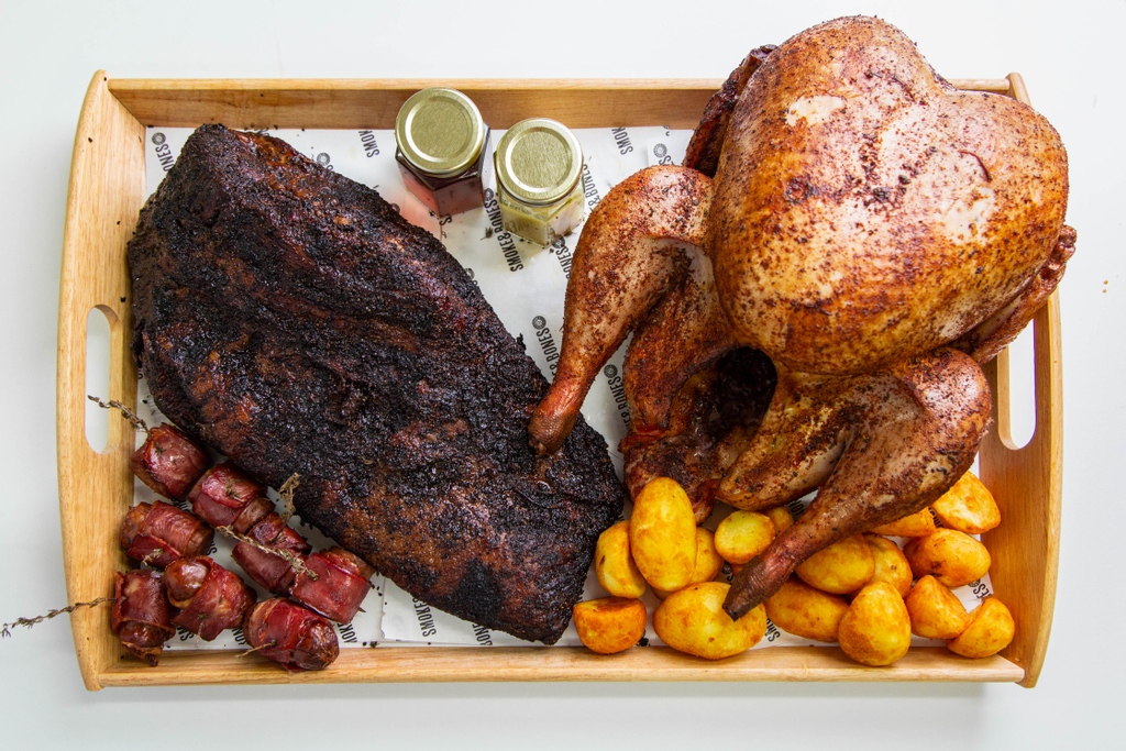 smokeandbonesuk's tweet photo. Christmas with Smoke&amp;Bones.

Turkey and Brisket dinners for the whole family.

Sign off of 2020 with a high 🦃🐄

#bbq #meat #americanbbq #halalfood #halalrestaurant #halalbbq #xmasdinner #xmasathome https://t.co/O06TCVs6VY
