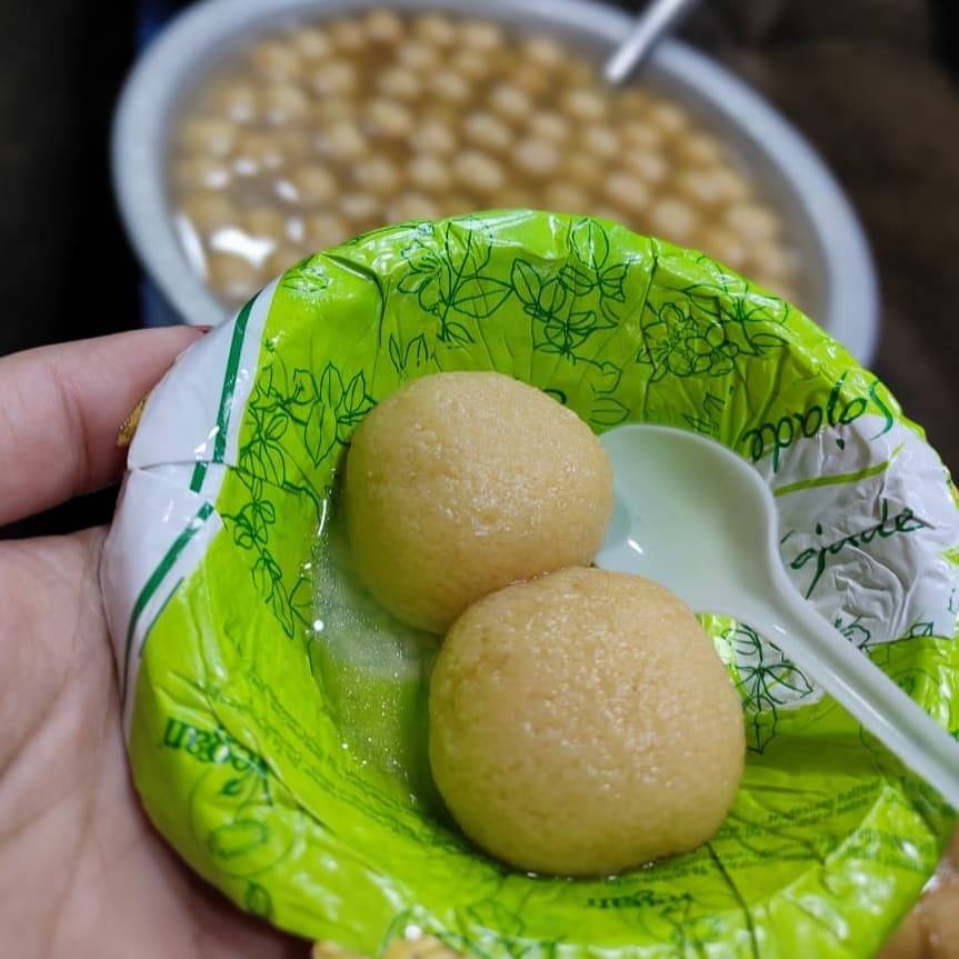 StreetsThatTalk's tweet photo. #DessertGoals 
Pahala Rasgulla of Orissa. A one of it's kind and super delicious 🤩🤤.
.
.
📸 #Foodstory by: @sonali4u 
📍: Pahala, Bhubaneshwar #Orissa
.
.
#rasgulla #sweetooth #dessertime #gulabjamuns #indiasweets #indianfood #localfood #foodtales https://t.co/4MAUaZUzxe