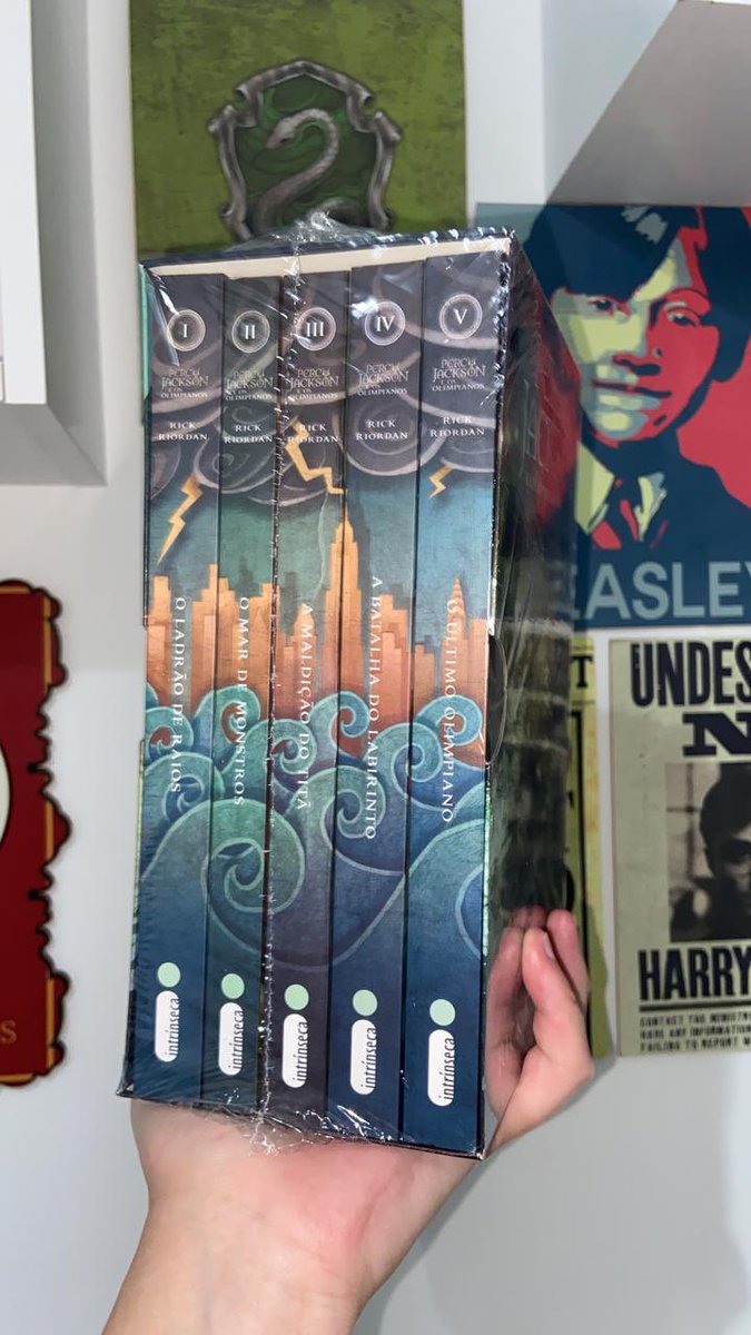 lwrspotter's tweet photo. gente os meus pais são donos de uma livraria e deixaram eu sortear um box aqui no Twitter. Então é isso, para concorrer basta seguir o perfil, curtir essa publicação e RT. Desde já peço ao ganhador para postar fotos do box quando estiver em mãos para provar que é real 🙏🏻 https://t.co/cWT0WcgWQP