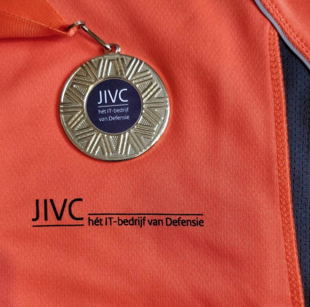 kralendonk's tweet photo. Vandaag een leuk cadeautje binnen gekregen! Een prijs voor de #summerchallenge2020 van @JIVC_Defensie  inclusief lekker opvallend hardloop shirt :D https://t.co/jj7meSLaGc