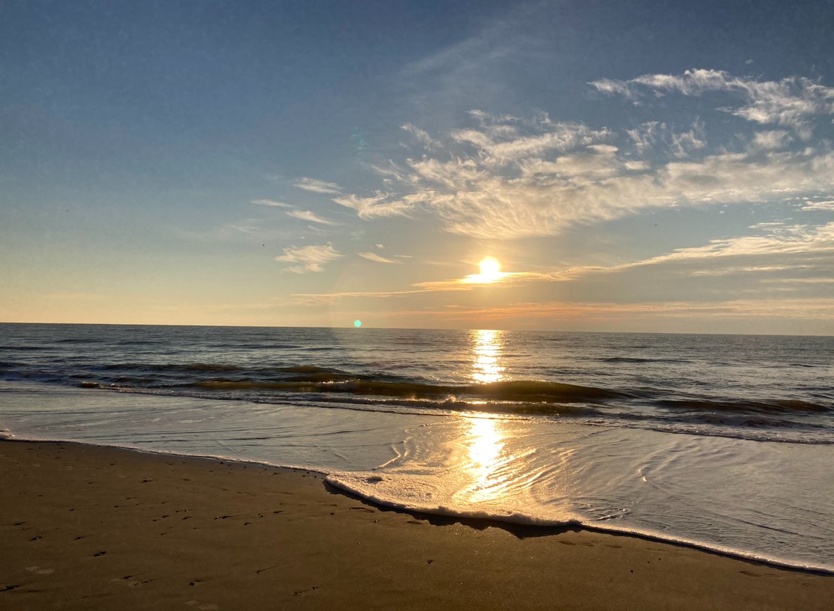 SandbarMB's tweet photo. Can you beat a beautiful sunrise at the beach? Simply the best. Great time to book and take in the sights with little crowds. https://t.co/28QW6IXgAy
#simplythebest #myrtlebeach #sunrise #littlecrowds #visitsc #greatrates #tide #beach https://t.co/0gGE1m68lX