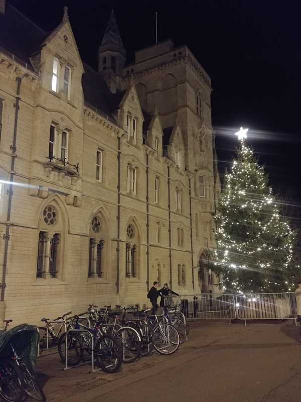Balliol Christmas Tree "some beautiful things get to stay the same" even in the pandemic. How have you found the term? What did you find different/unusual/the same? All student entries can go into draw for £100 (on 10th week!). 'Share' now: lwf.it.ox.ac.uk/s/lockdown/pag…