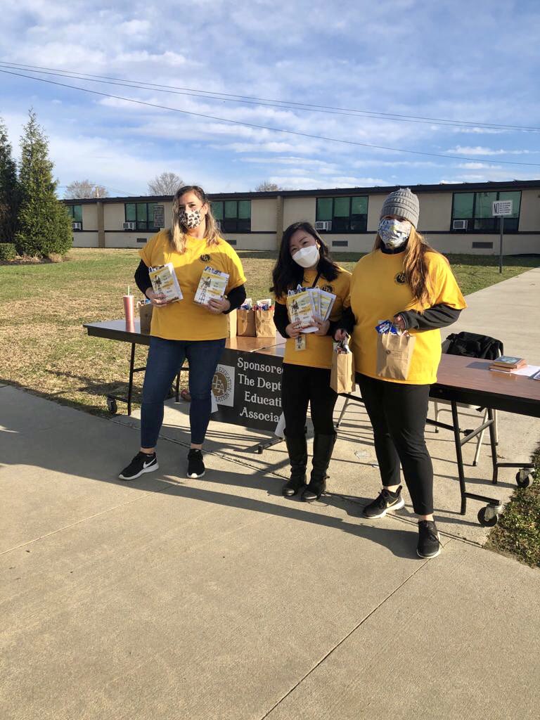 deptfordschools's tweet photo. Yesterday’s 6th grade drive-through #bookandbreakfast @ Oak Valley: Ms. Chan, Ms. Pesce & Ms. Pizzuta handing out copies of “The Boy Who Harnessed the Wind” by @wkamkwamba & @bryanmealer. 🖤💛 https://t.co/PUT8Qwvq78