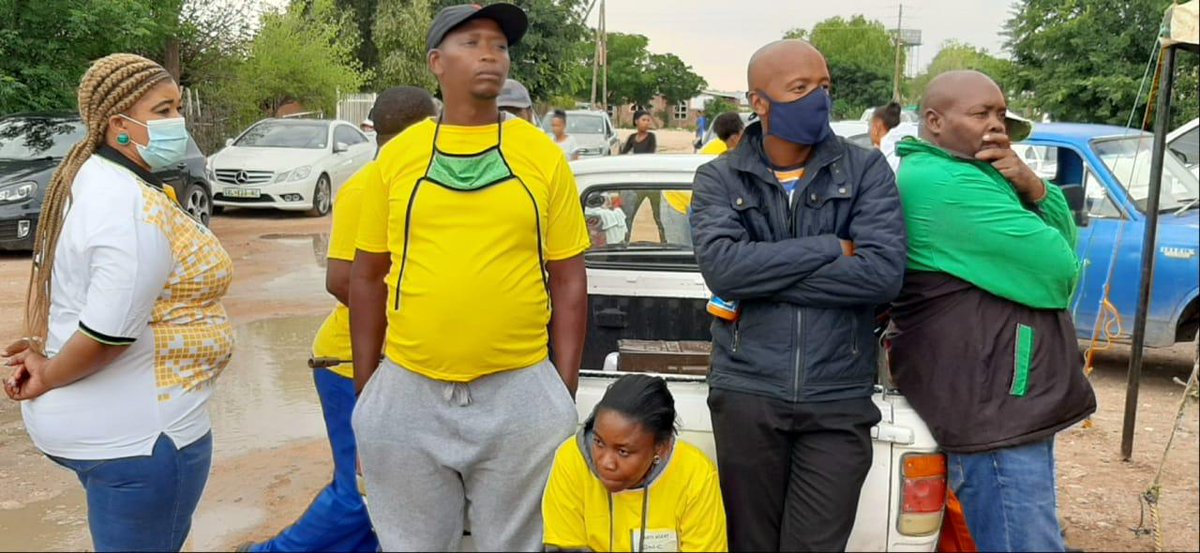 AncNcape's tweet photo. In Pictures] - ANC Provincial Deputy Secretary, Cde Maruping Lekwene addressing volunteers in Ward 3 - Hopetown, ahead of the by-election taking place tomorrow, Wednesday, 9 December 2020, in the Thembelihle local Municipality. 

#VoteANC
#DoNotForgetYourMask
🖤💚💛 https://t.co/S82EdCknNB