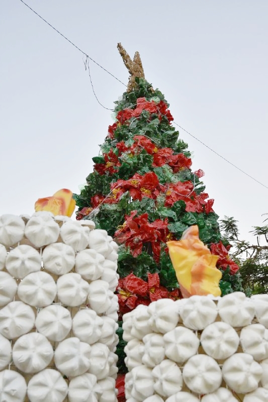 tassanoeduardo's tweet photo. Como cada año, acompañamos a los vecinos a decorar con motivos navideños sus espacios de encuentro 🎄 En el #JuanDeVera ayudamos a colocar un árbol sustentable, hecho con botellas y residuos de plástico 👏🏻♻️ https://t.co/5lhWRh3MCX