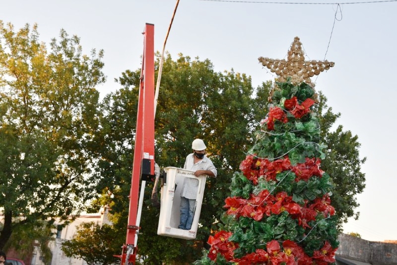 tassanoeduardo's tweet photo. Como cada año, acompañamos a los vecinos a decorar con motivos navideños sus espacios de encuentro 🎄 En el #JuanDeVera ayudamos a colocar un árbol sustentable, hecho con botellas y residuos de plástico 👏🏻♻️ https://t.co/5lhWRh3MCX