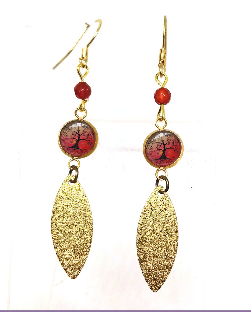 VDanielF's tweet image. Une idée #cadeau #artisanal ? A #Noël, en rouge et or,  mettons un peu de lumière pour traverser l'hiver ;)🌞🌲
Ce #bijouDeBrocéliande est à retrouver sur mon site blog.broceliandespirit.com