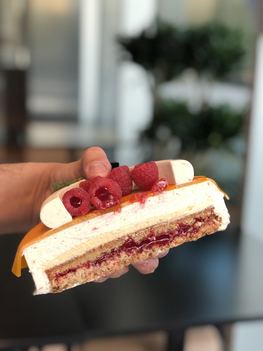 AbodBinMoha's tweet photo. @1binkasem كيكة منعشة للصيف، توت 🍓 مانجو 🥭 باشن فروت 🍈يوزو 🍋 فانيليا 🎋زعتر طازج 🌿

#بن_قاسم https://t.co/PTng3aaTdP