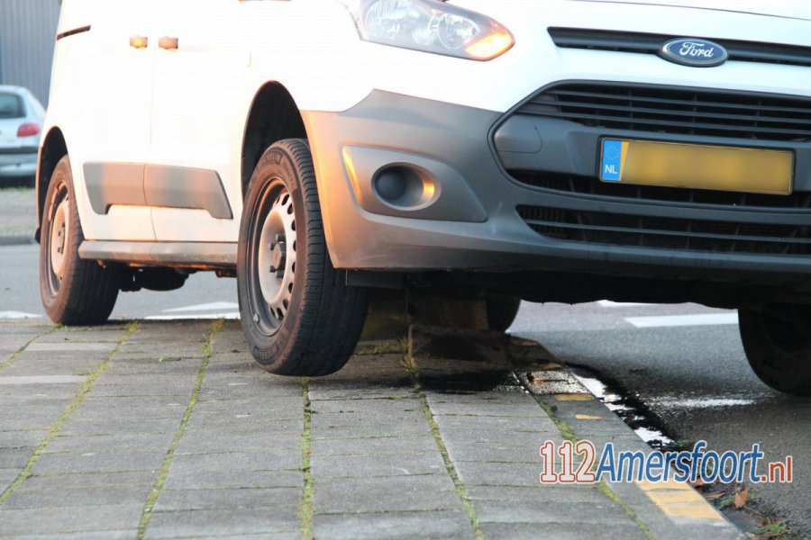 Bestelwagen rijdt zich vast op betonblok aan de Xenonweg in #Amersfoort. 112Amersfoort.