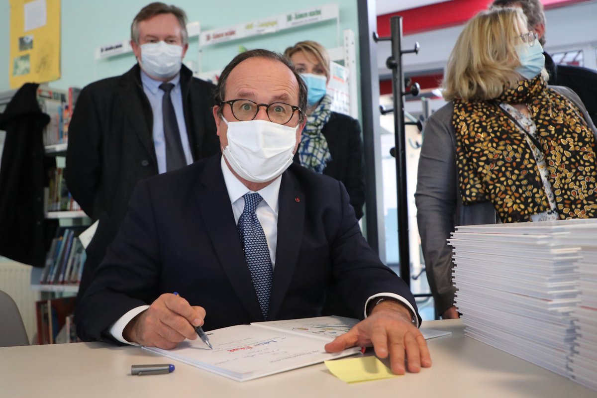 fabcot33's tweet photo. L'ex-chef de l'Etat, François Hollande en visite en Gironde pour présenter sa dernière bande dessinée "Leur Etat" au collège des Eyquems de Mérignac @SO_Bordeaux https://t.co/2lS8HHaPMj