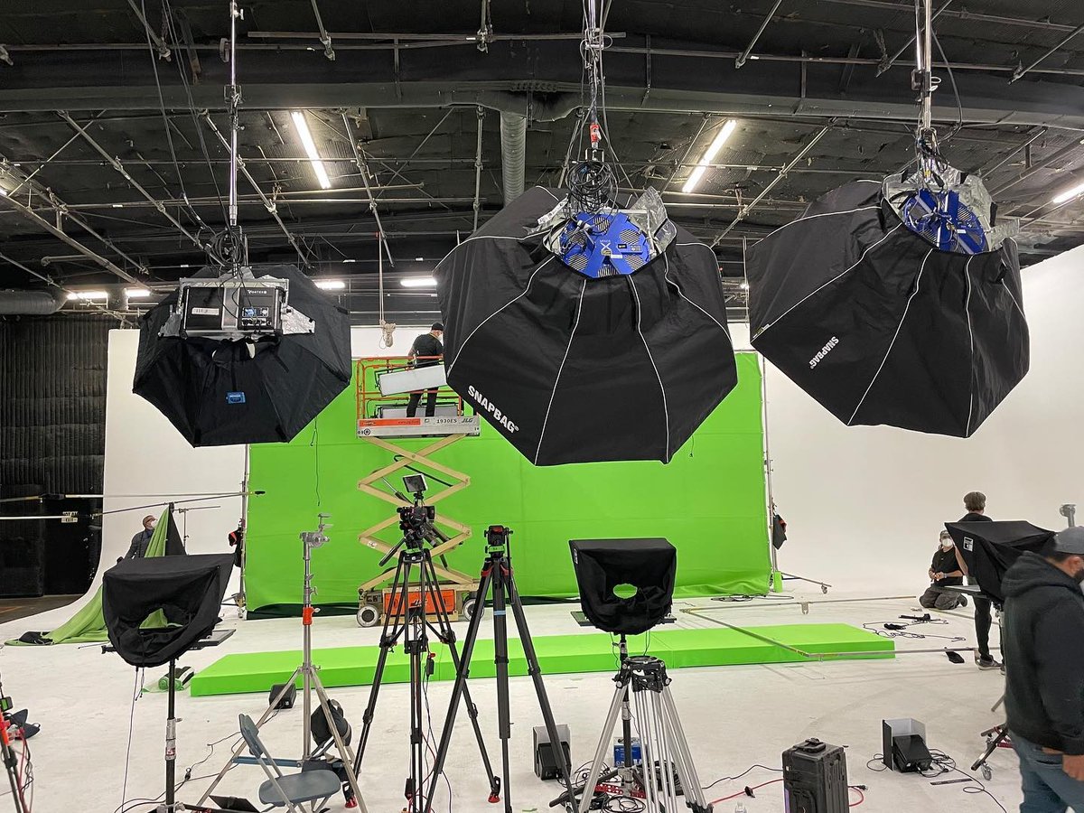 Creamsource of the crop. SpaceX and Vortex8 in Octomania! 
. . .
Repost <a href="/maccaminc/">MACCAM</a>
#creamsourcespacex #vortex8 #chimeralighting #dopchoice #makingmovies #lightingrental #lightingandgrip lifeonset #setlighting #gafferlife #gaffer #filmlighting #filmmaking #behindthescenes