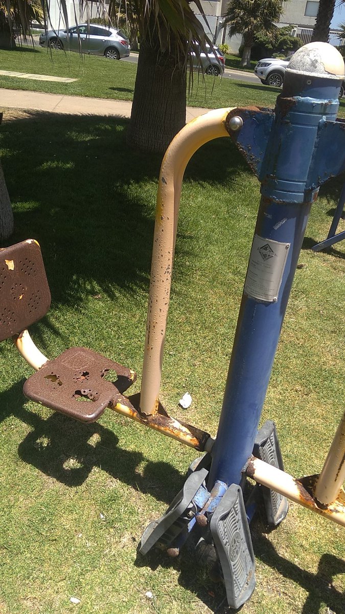 ARQPduran's tweet photo. Equipamiento peligroso  para niños en #costamontemar , en #concon , un verdadero ejemplo de mala gestión de espacio público. #minvu  #seguridadpublicaconcon https://t.co/awtWLgOtHJ