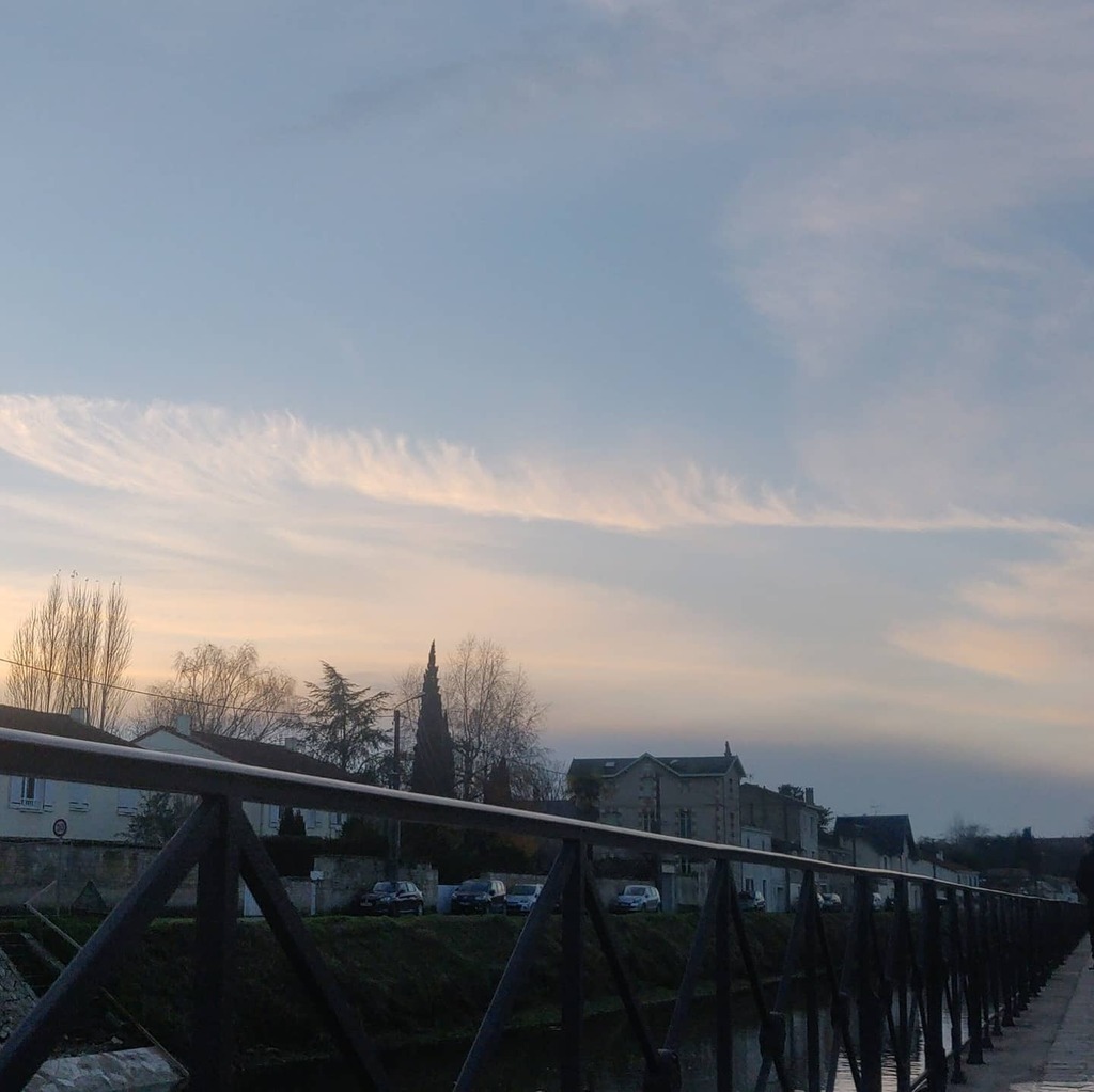 chrisvigneron's tweet photo. La soirée arrive sur #Niort #ciel #cielfie #lcdj #lecieldujour #cielo #sky #himmel #bluesky #instasky #instablue #blue #bleu #blau #azul #nofilter #France #skyporn #cielbleu #cieldujour #ShotonOnePlus https://t.co/5ERs91iC6X https://t.co/IXjGrUFpRI